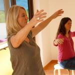 Yogaübungen am Tag der Achtsamkeit im Sitzen